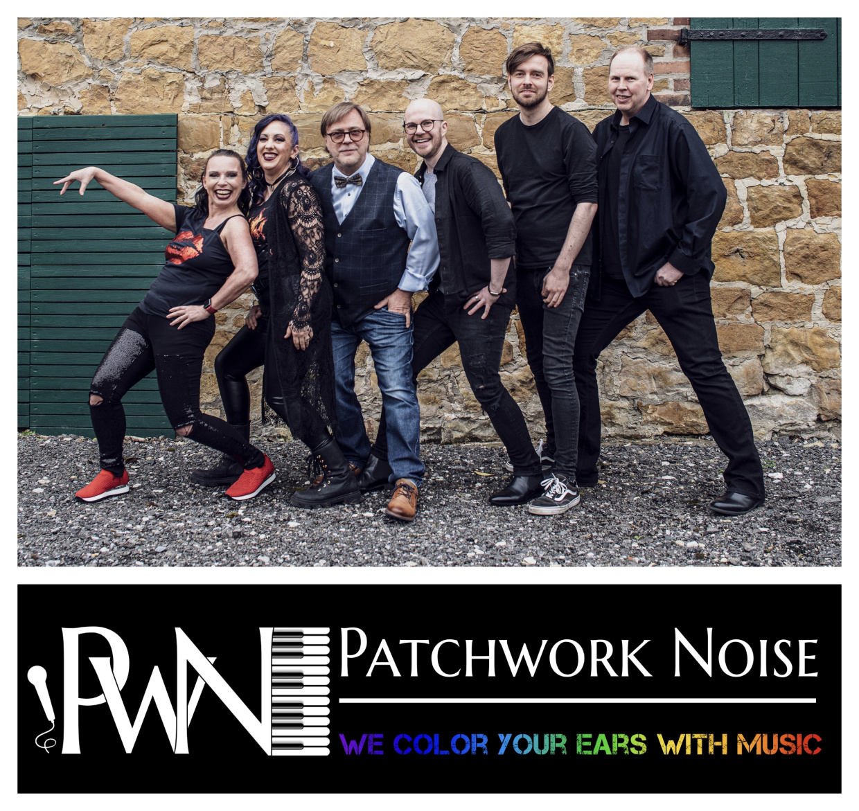 Patchwork Noise Band-Fotografie mit sechs Musikern vor Steinwand