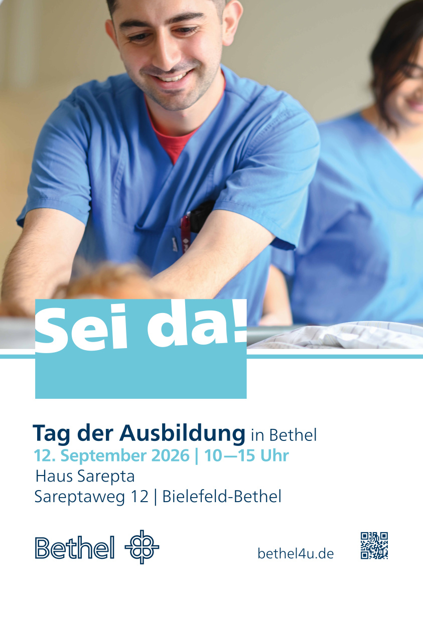 Ein Mann im Vordergrund, der nach unten schaut