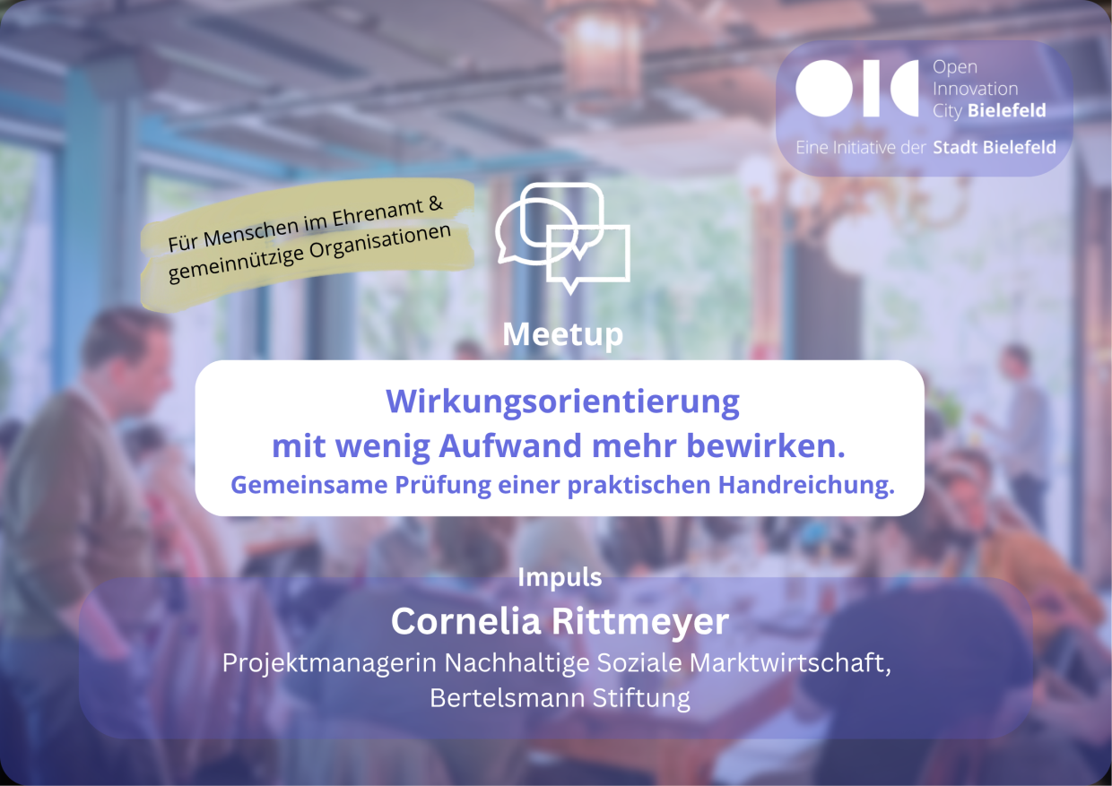 Willkommensbildschirm einer Konferenz mit Teilnehmern im unscharfen Hintergrund.