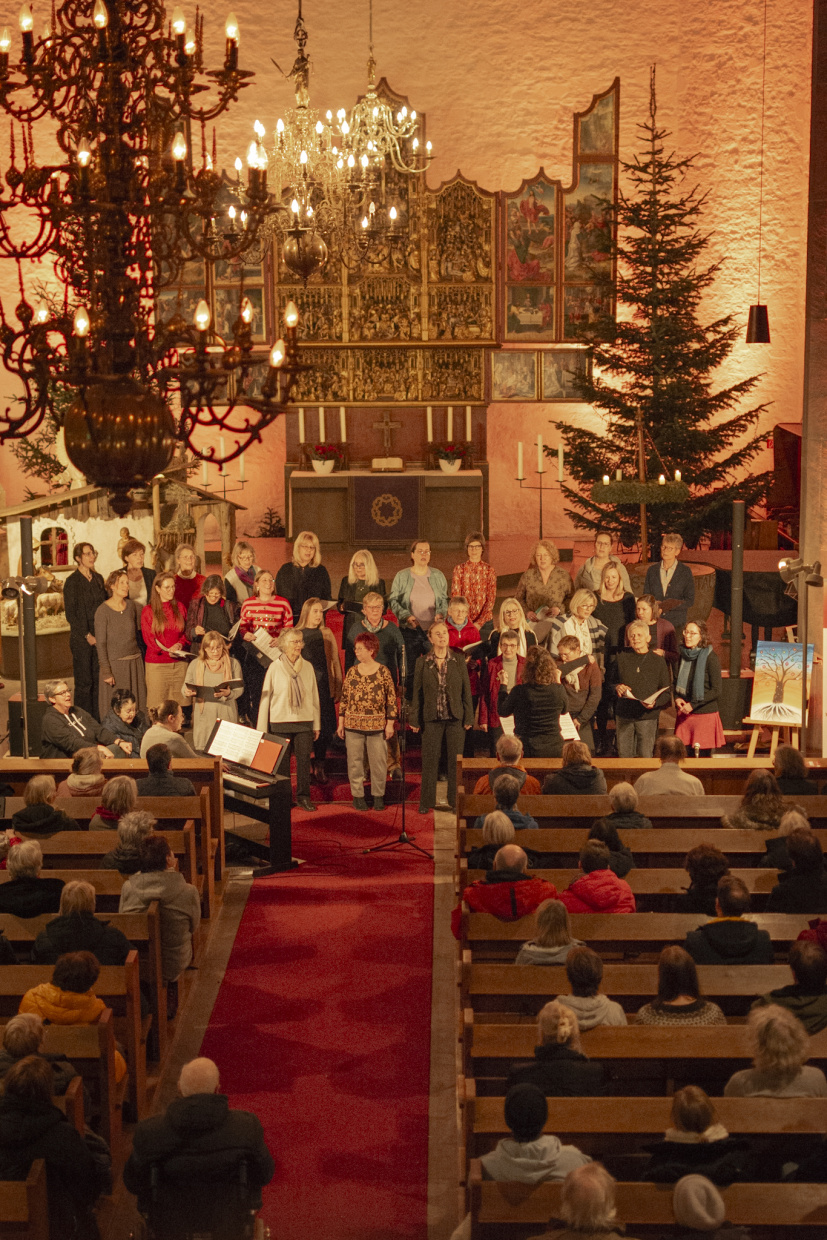 Die Sängerinnen des Chores Chor!Klang singen im Altarraum der Altstädter Nicolaikirche