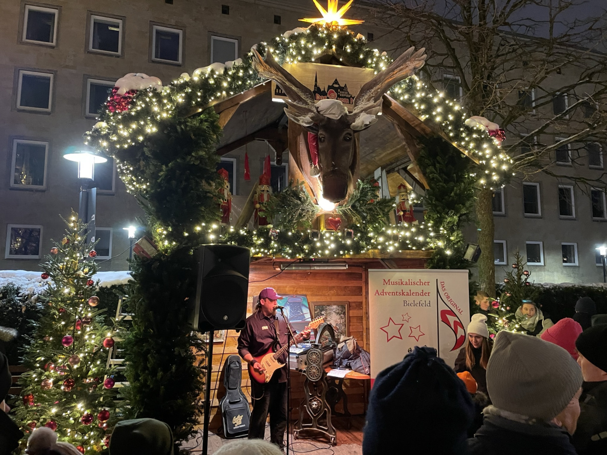 Lance Christensen spielt Gitarre und singt am Haus vom Nikolaus