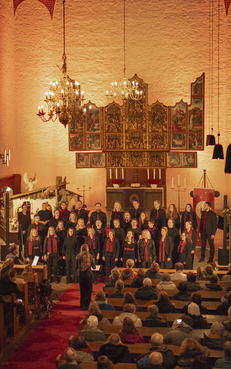 Die Young Voices singen im Altarraum der Altstädter Nicolaikirche 