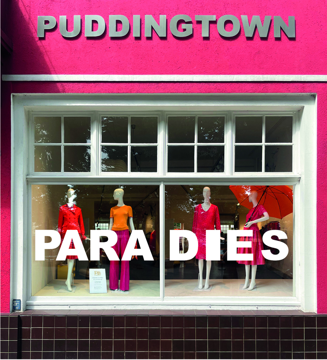 Schaufenster des Puddingtown Ateliers in der Bielefelder Altstadt mit Paradies Beschriftung