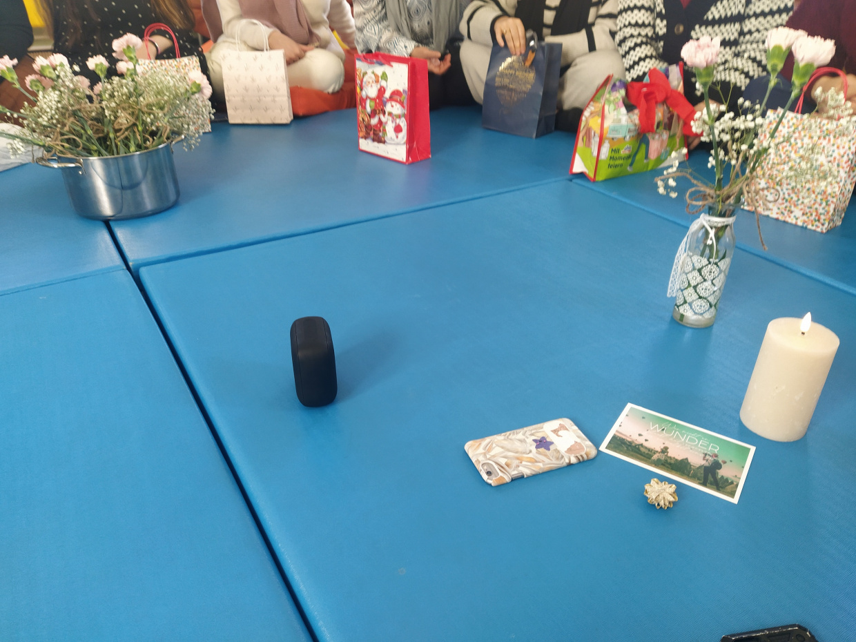 blaue Matte mit Blumensträußen und Postkarten