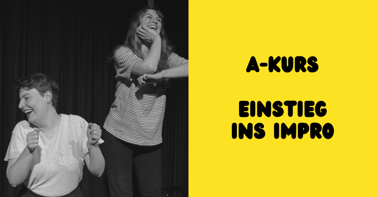 Zwei Frauen auf einer Bühne. Sie gucken lachend in unterschiedliche Richtungen. 