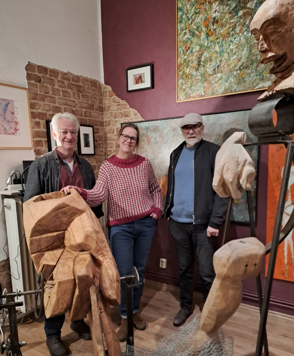 Thomas Strakhof, Antje Doßman, Michael Pohl vor Bildern und zwischen Skulpturen