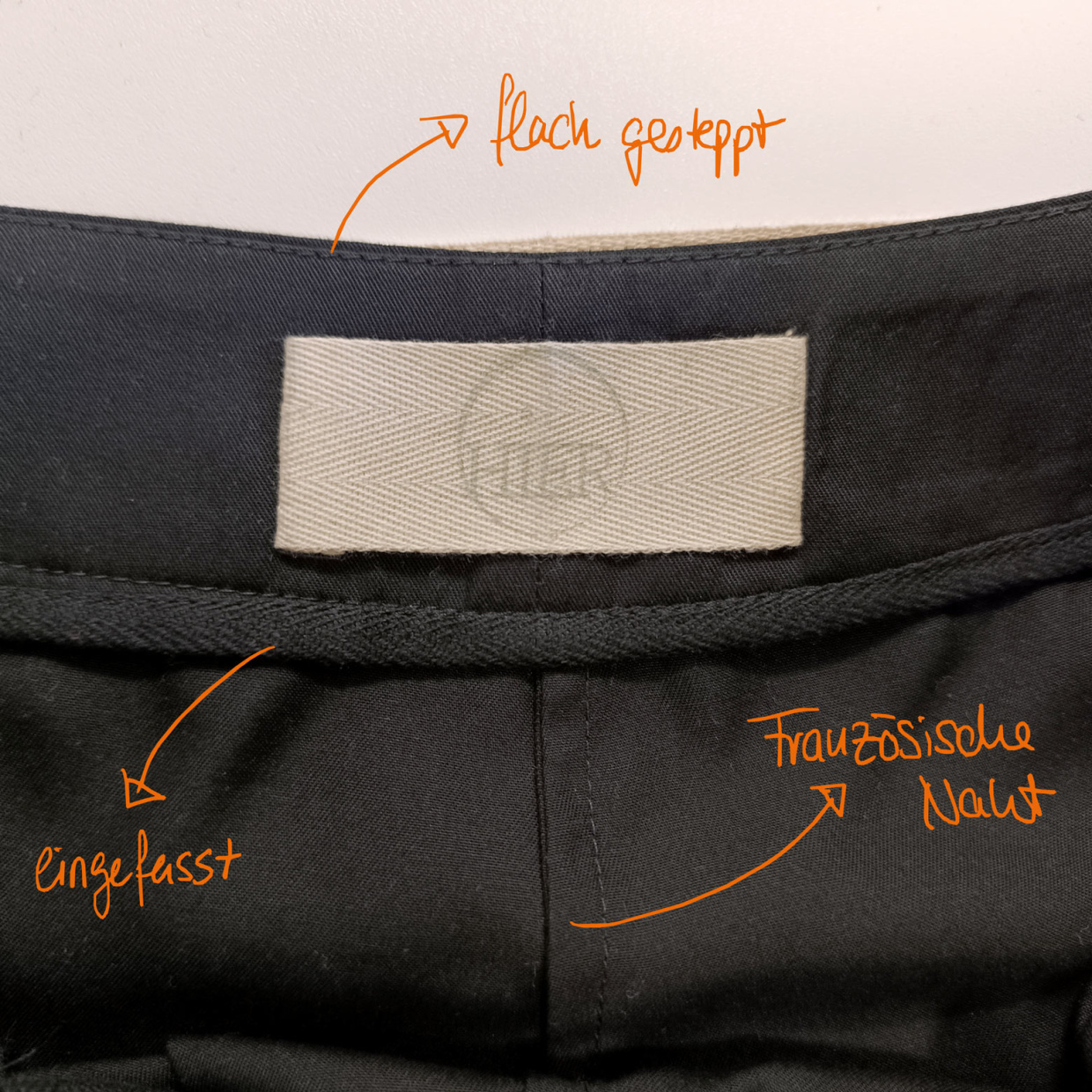 An einem Kleidungsstück sind 3 unterschiedliche Nahtvarianten verzeichnet.