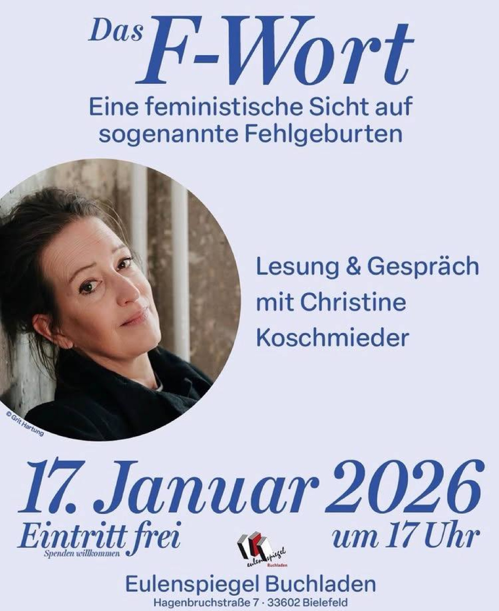 Es ist ein Foto der Autorin Christine Koschmieder zu sehen. Dazu Text, siehe oben.