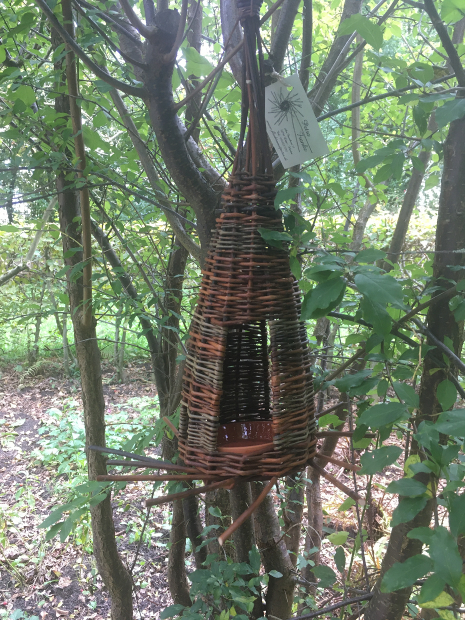 Vogelfutterhaus aus Weidenruten