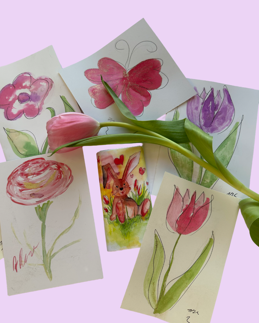 Fliederfarbener Grund, im Vordergrund Blumen- und Schmetterlinsgmotive von Heike Kobusch