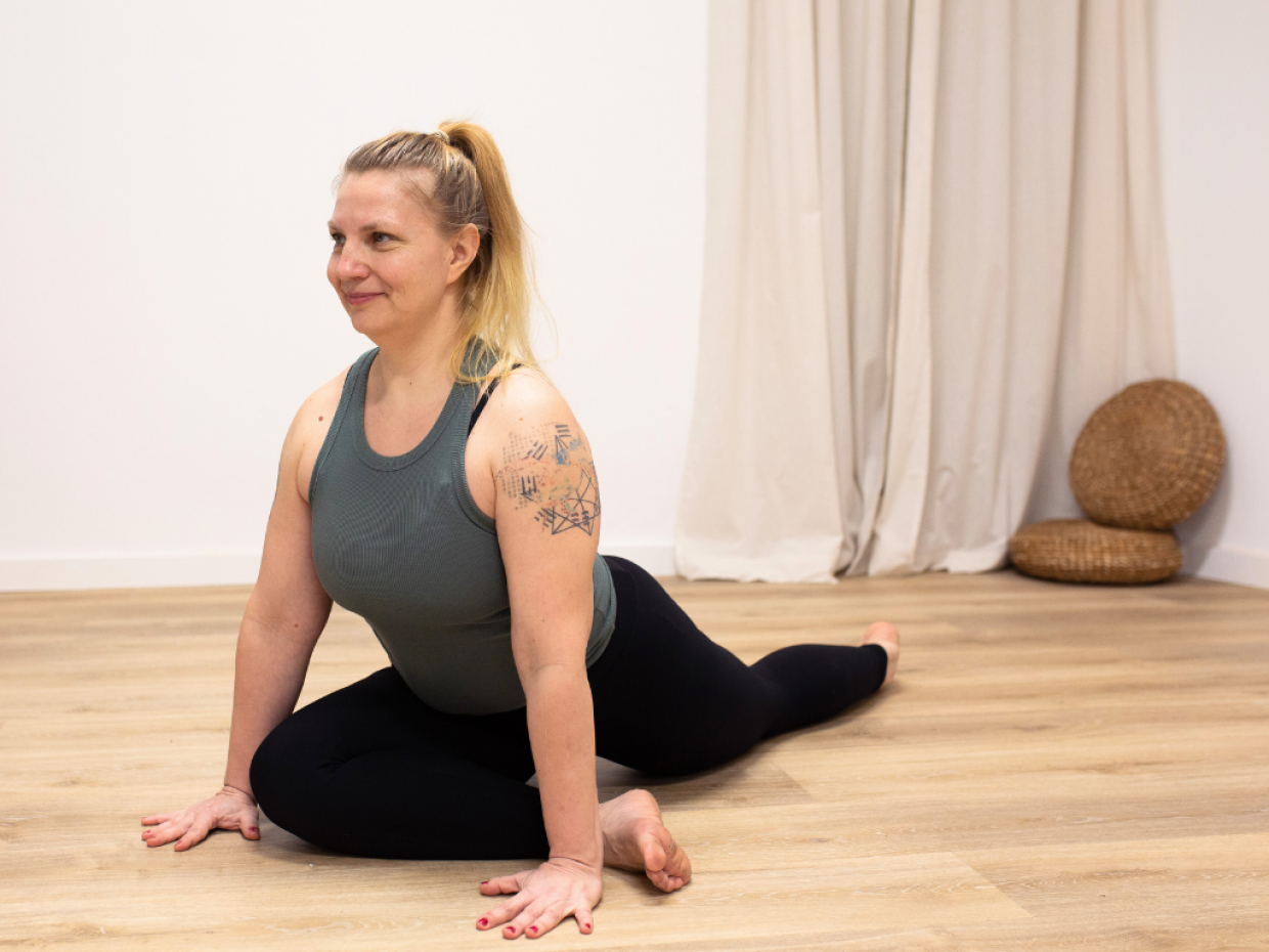 Eine Frau in Yoga Pose