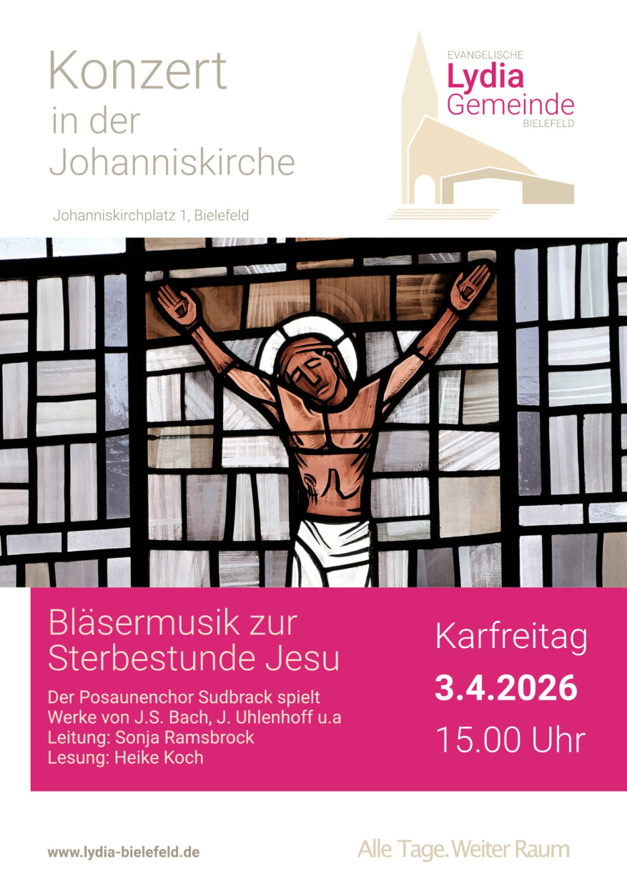 Kirchenfenster mit gekreuzigtem Jesus und Informationen zum Bläserkonzert