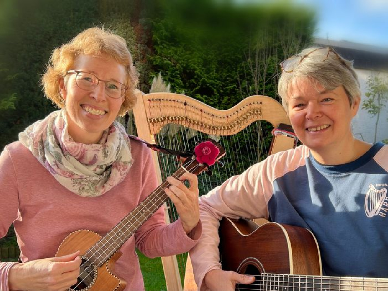 Anja Debrow (rechts) und Sigrid Wittenberg (links)