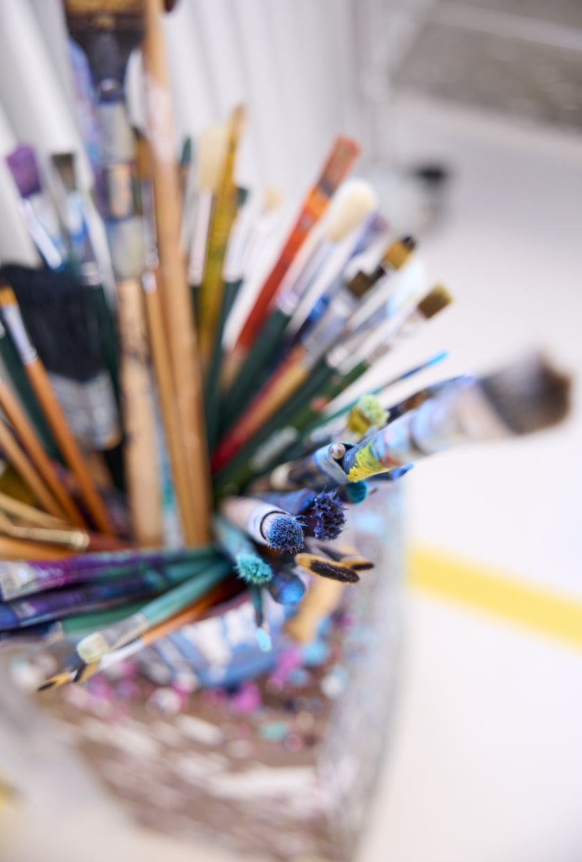 Ein Behälter mit Pinseln des Künstlers Aatifi - ein Foto von Wolfgang Holm 