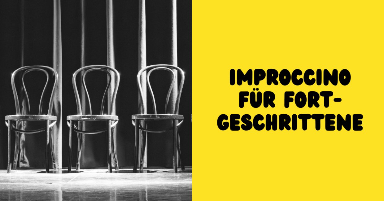 drei Stühle nebeneinander auf einer Bühne, daneben der Schriftzug Improccino für Fortgeschrittene