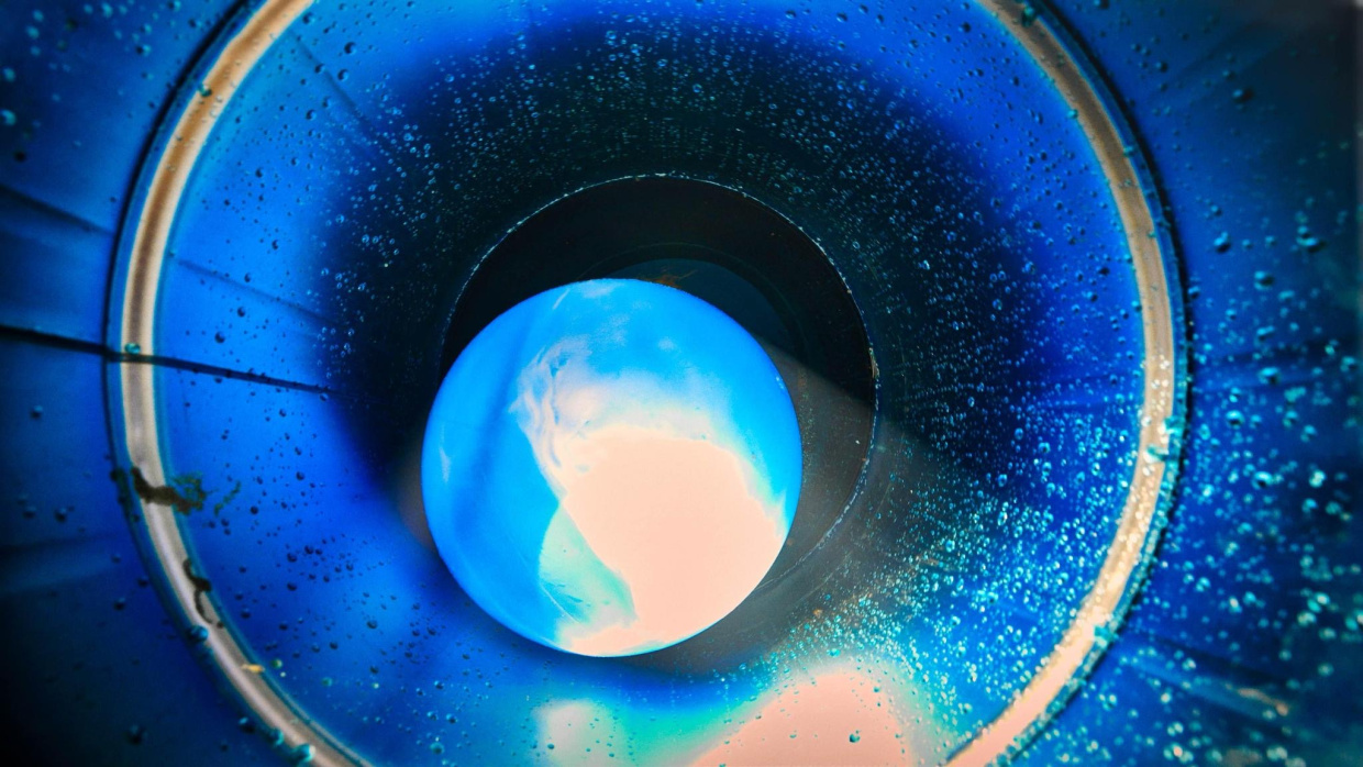 Titelfoto FLOATING BLUE mit Aufnahme eines Balls in einem blauen Eimer