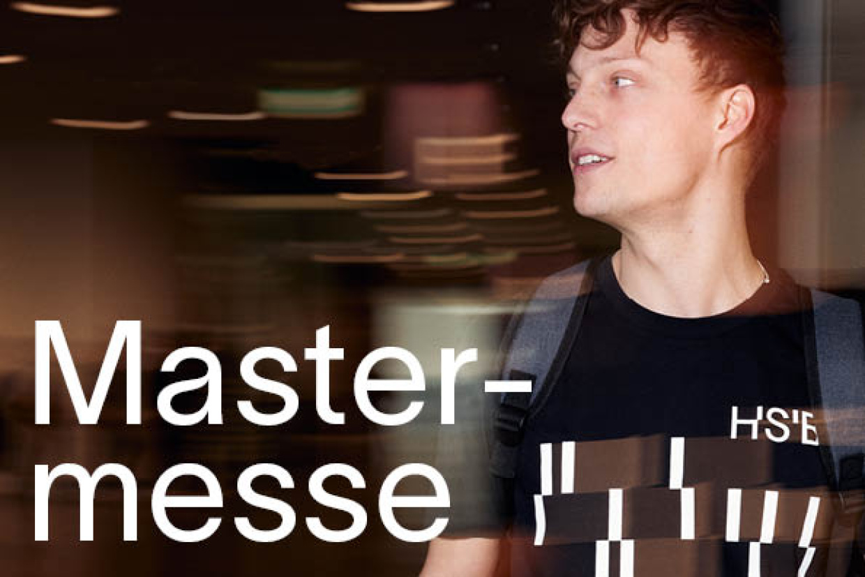 Ein junger Mann mit HSBI-Shirt, er schaut zur Seite. Daneben steht der Text Mastermesse