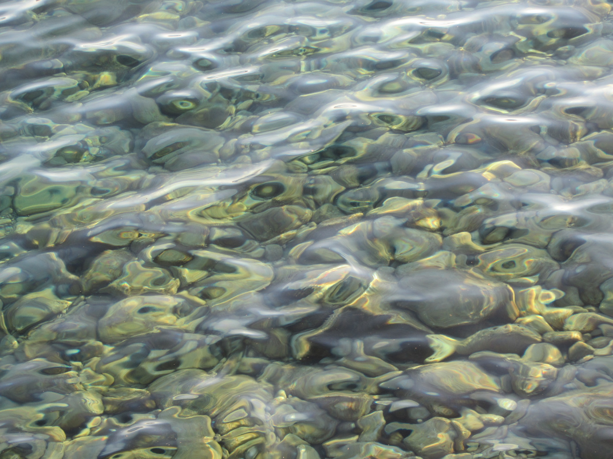 Wasser über Steinen