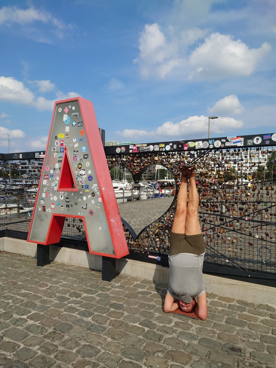 Frau im Yoga Kopfstand und ein A