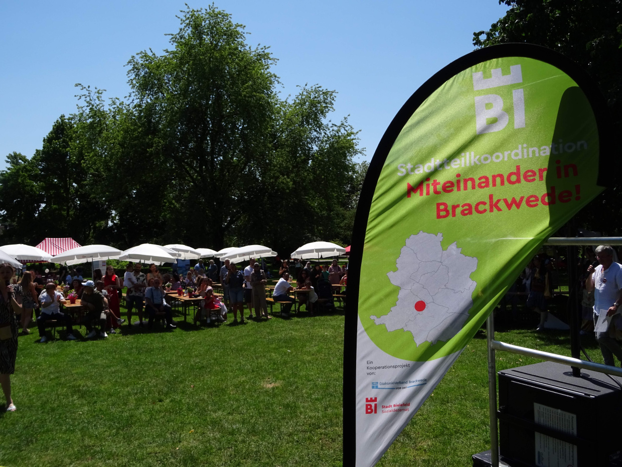Beachflag der Stadtteilkoordination im Stadtpark Brackwede.