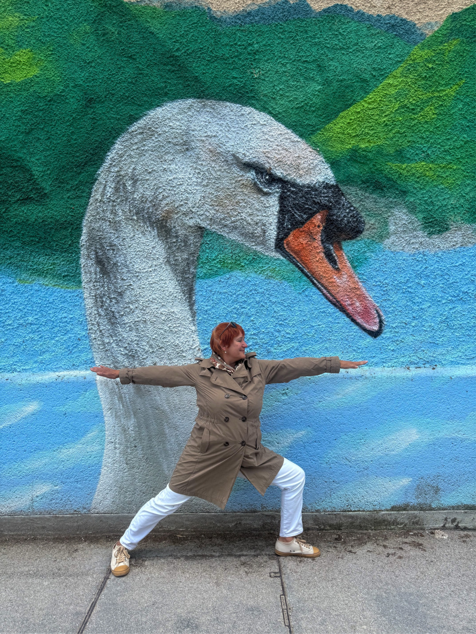 Yogahaltung vor Graffiti mit einem Schwanenkopf