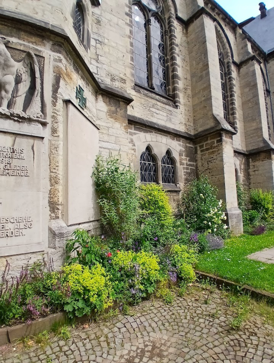 Garten und Gedenktafel - Pauluskirche Bielefeld