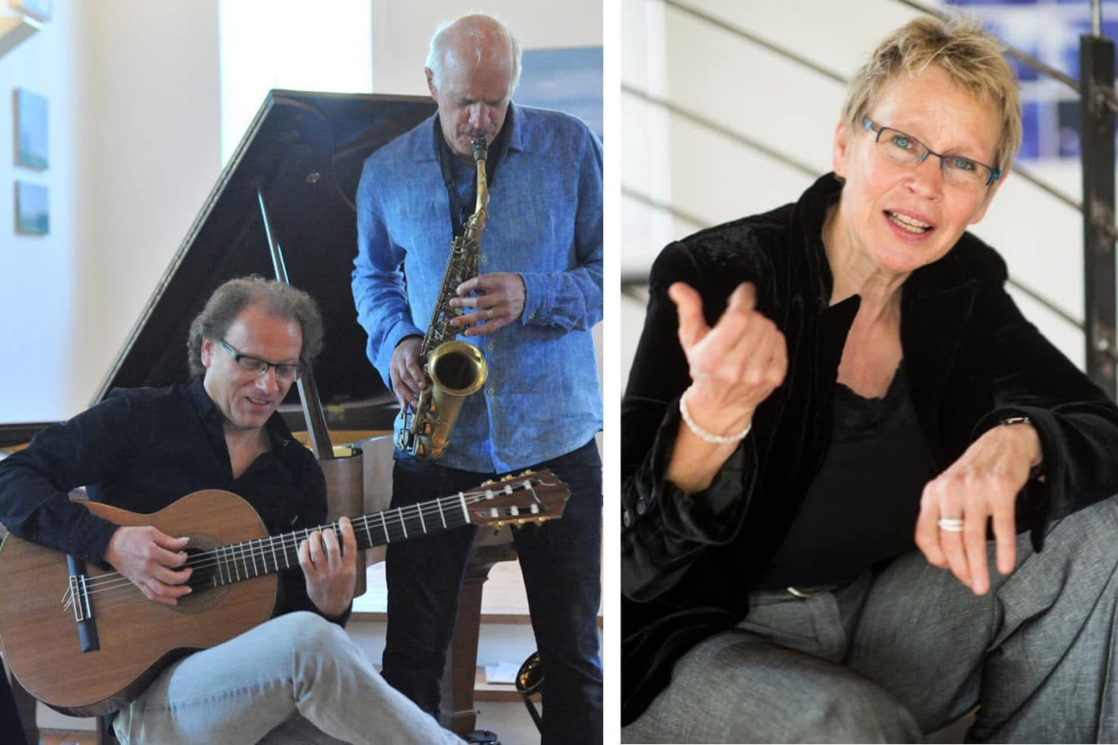 Saxophonist und Gitarrist vor Flügel, Pianistin im Gespräch 