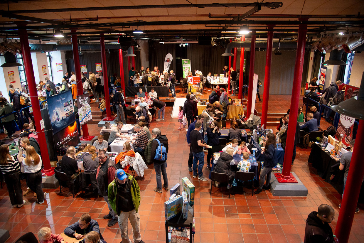 Ein Blick auf die Stände und Spieltische im Großen Saal der Ravensberger Spinnerei