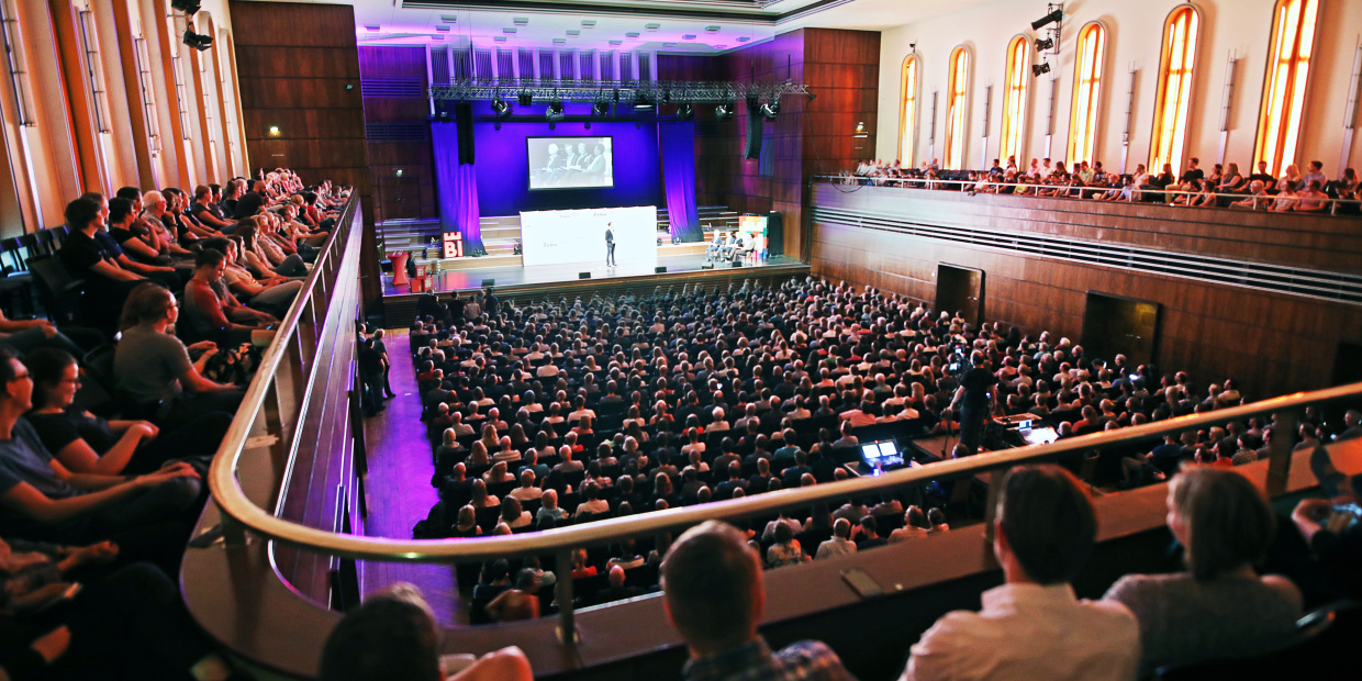Blick in die Rudolf-Oetker-Halle während des Finales von FameLab Germany.