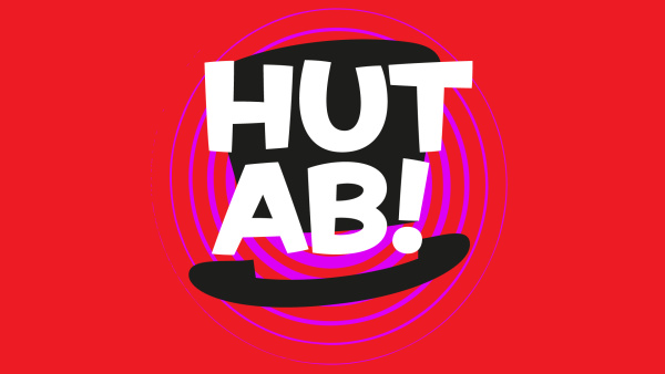 Grafik mit rotem Hintergrund und konzentrischen lila und pinkfarbenen Kreisen. In der Mitte eine stilisierte schwarze Zylinderhut-Form. Darauf steht in großen weißen, verspielten Buchstaben ‚HUT AB!‘, das Ausrufezeichen ragt teilweise über den Hut hinaus