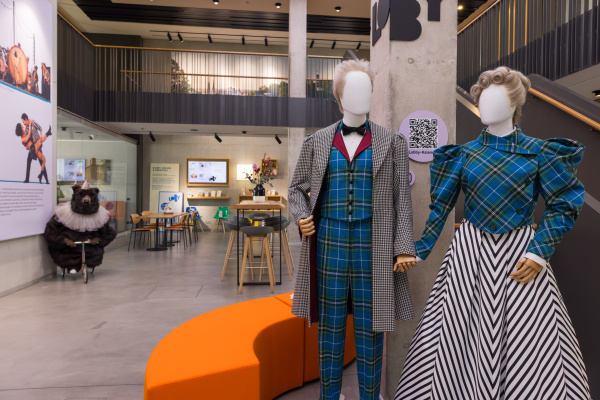 Blick in die Volksbanklobby Bielefeld, im Vordergrund zwei verkleidete Schaufensterpuppen