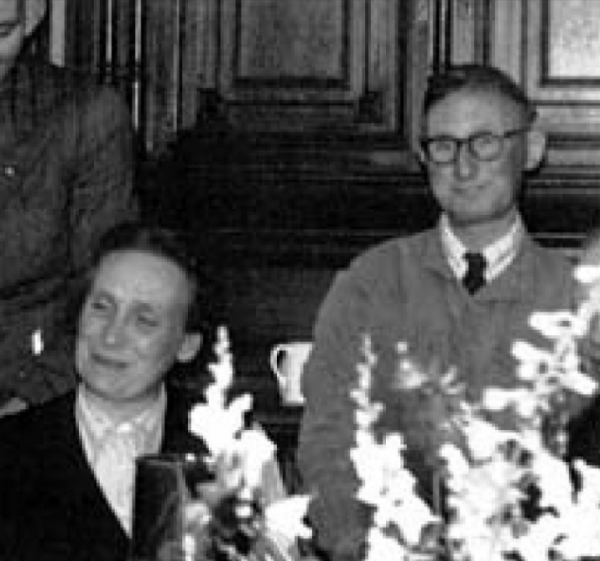 Eine Frau und ein Mann auf einem historischen Schwarzweißbild