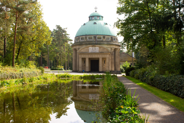 Kapelle Sennefriedhof Bielefeld mit Teich