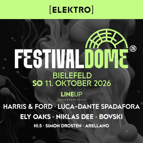 Festival-Plakat mit grünem Logo und Künstlernamen auf dunklem Hintergrund.