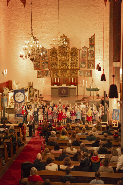 Die Kinder der Young Voices: Mini Voices singen im Altarraum der Altstädter Nicolaikirche