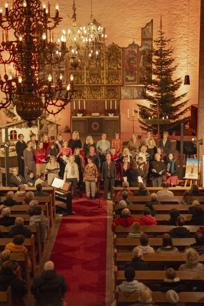 Die Sängerinnen des Chores Chor!Klang singen im Altarraum der Altstädter Nicolaikirche