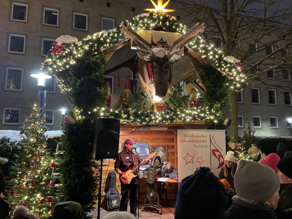 Lance Christensen spielt Gitarre und singt am Haus vom Nikolaus