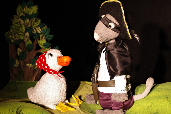 Ratte und Ente sitzen voreinander 