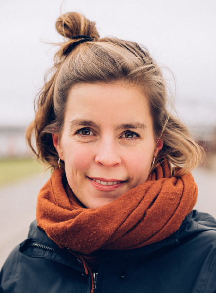 Auf dem Bild ist ein Portraitfoto von Alicia Schlender zu sehen. 