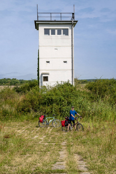 Vor einem ehemaligen Wachturm