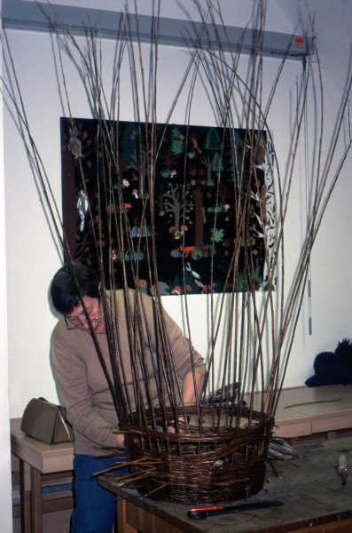 Petra Franke beim Flechten eines Holzkorbs