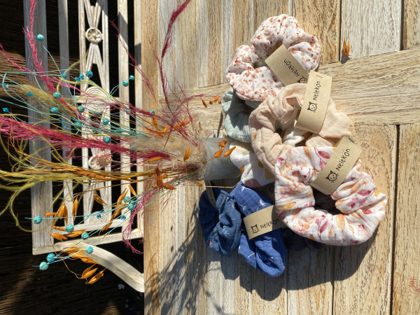 Hier sind die  scrunchies zu sehen 