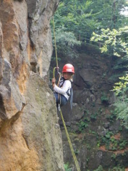 kletterne Kinder beim Kletterkurs