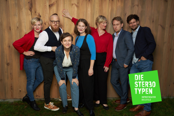 Das ganze Ensemble des Improvisationstheaters  "Die Stereotypen"