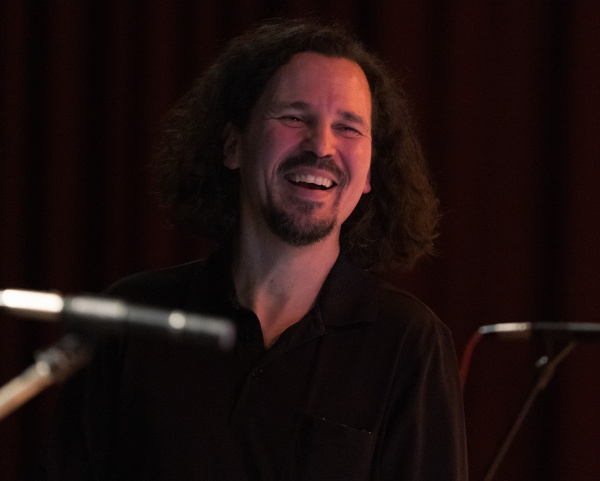 Der Dozent lächelt so charmant, dass du zum Workshop kommen möchtest.