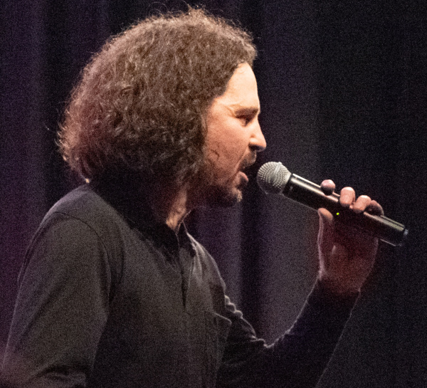 Der Dozent wirkt sehr charismatisch. Melde dich gleich an.