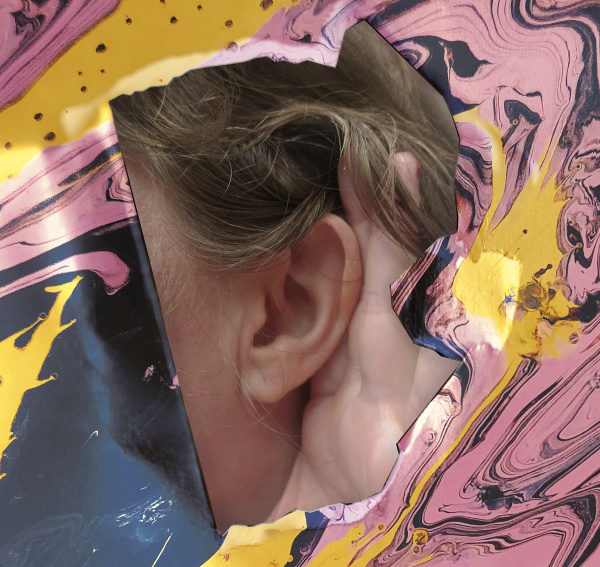 ein zerrissenes Plakat, hinter dem sich ein Foto von einem Ohr verbirgt