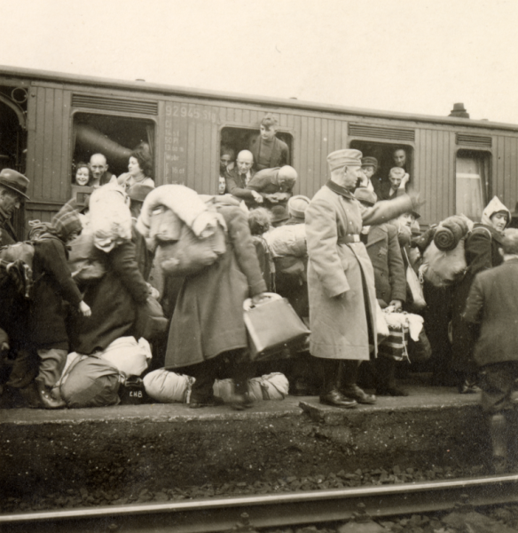 Zustieg von Jüdinnen und Juden aus Bielefeld, Minden und Lippe in den Deportationszug nach Riga 1941