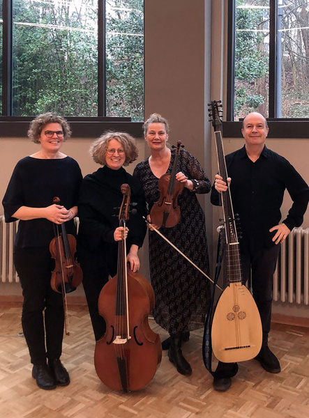 Gruppenfoto des Ensembles mit Instrumenten