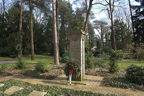 "Ehrenfeld für politisch Verfolgte" auf dem Sennefriedhof.